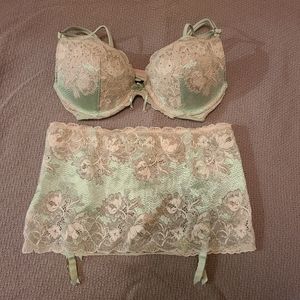 NWOT - Victoria's Secret Mint & White Lace Set 32C